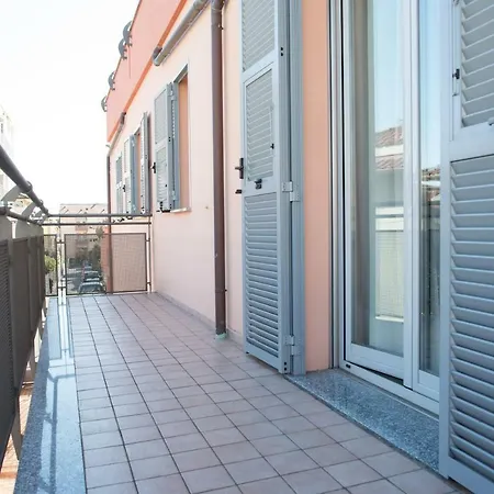 Dante 8 Apartment